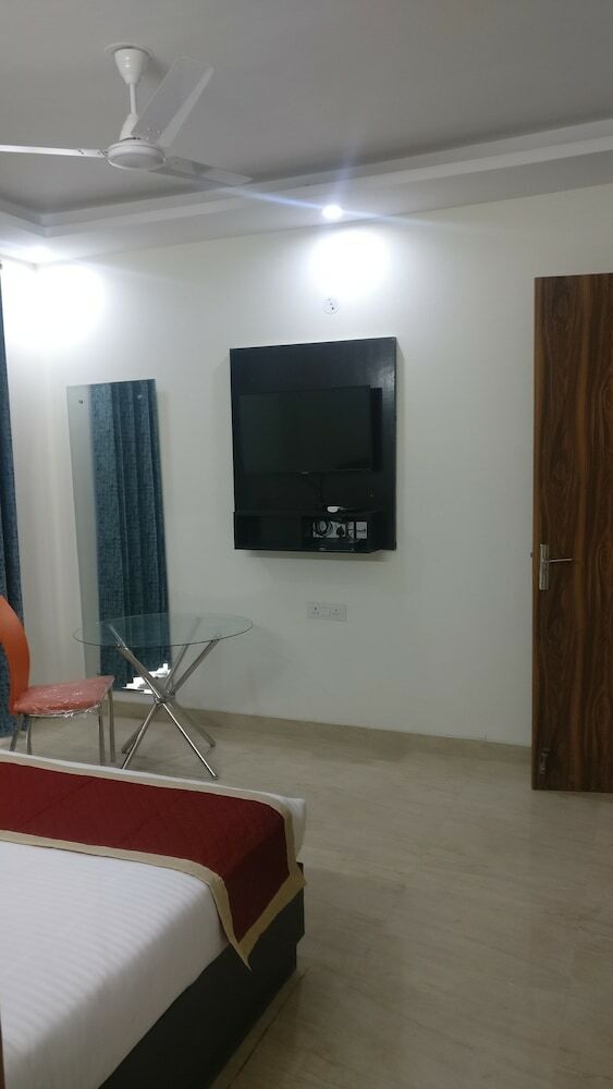 Corooms Sanvi Hotels Unitech Cyber Park