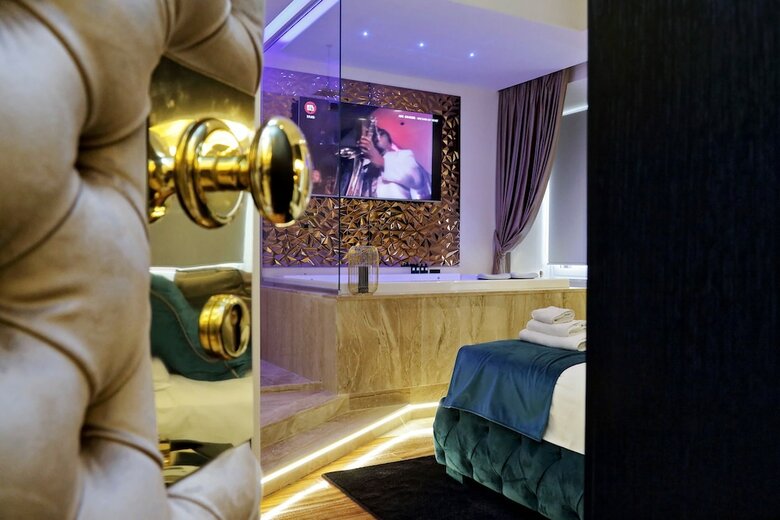 Hotel Spanish Hills Luxury Suites & Jacuzzi