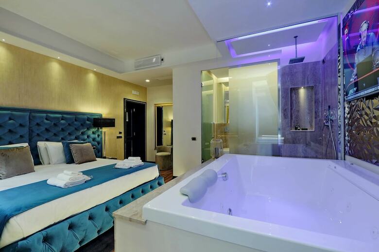 Hotel Spanish Hills Luxury Suites & Jacuzzi