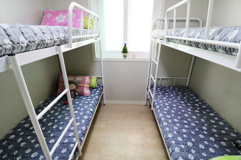 Hostal Four Seasons House - Hostel, Women Only