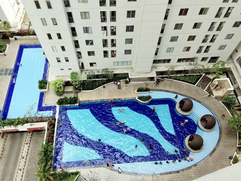 Pool View Bassura City Apartment