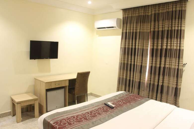 Hotel H9 Suites