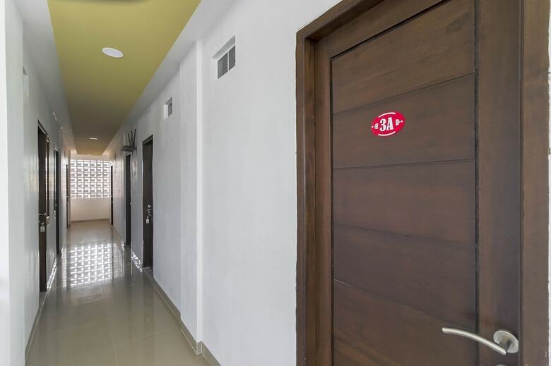 Hotel Reddoorz Plus @ Mampang Prapatan