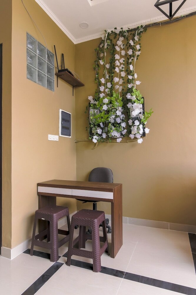 Hotel Reddoorz Plus @ Mampang Prapatan