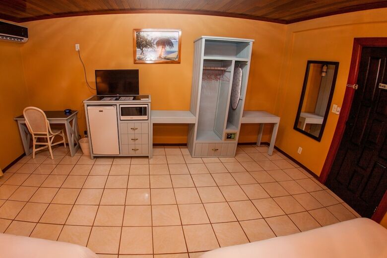 Hummingbird Home Suites Queen Room 3-1