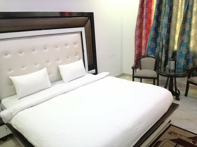 Hotel Dhanraj Palace