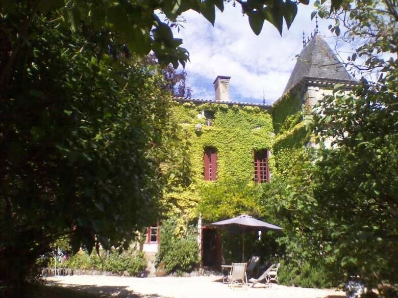 Bed & Breakfast Chambres D'h�tes La Cure Du Maine Charles