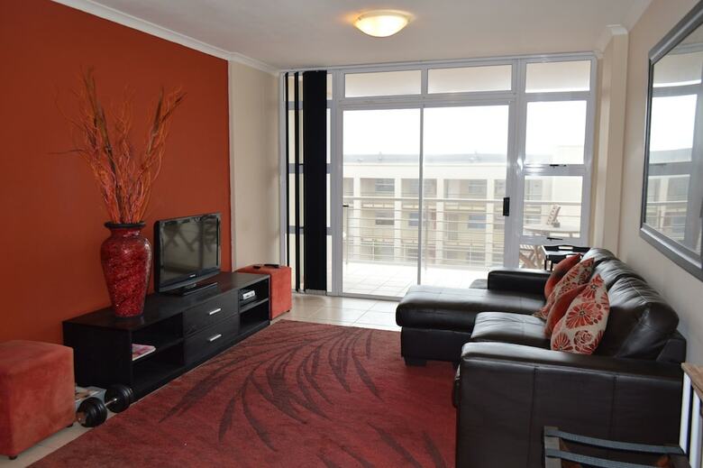 Apartamentos The Waves, Living By The Beach