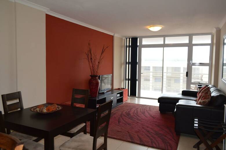 Apartamentos The Waves, Living By The Beach