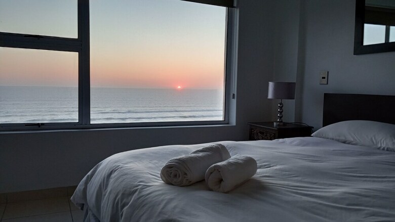 Apartamentos The Waves, Living By The Beach