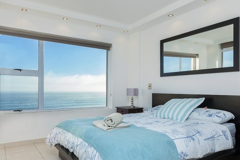 Apartamentos The Waves, Living By The Beach