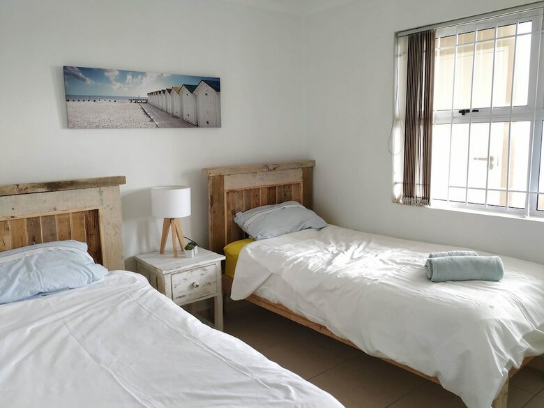 Apartamentos The Waves, Living By The Beach