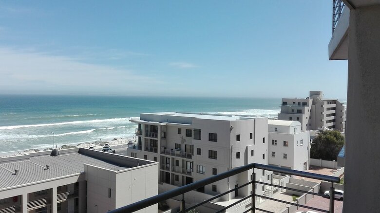 Apartamentos The Waves, Living By The Beach