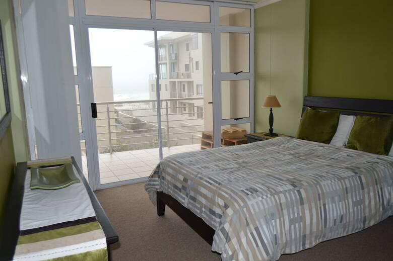 Apartamentos The Waves, Living By The Beach