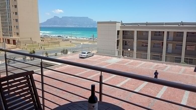 Apartamentos The Waves, Living By The Beach