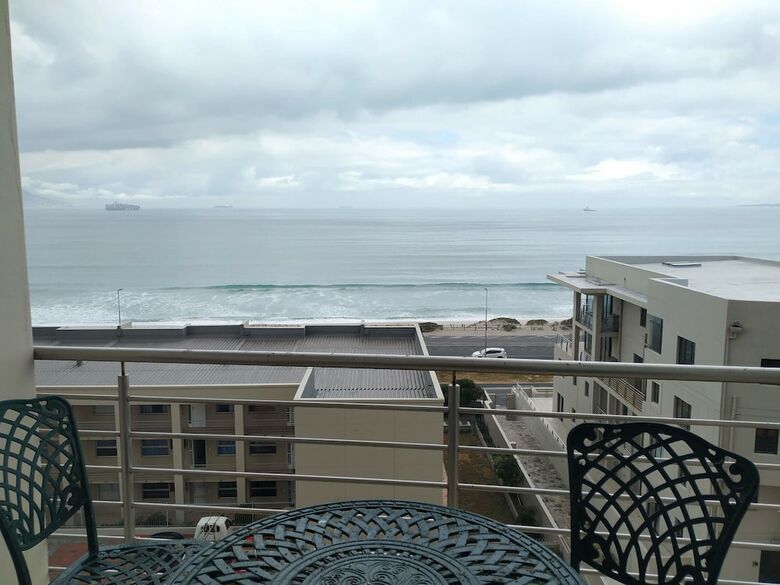 Apartamentos The Waves, Living By The Beach