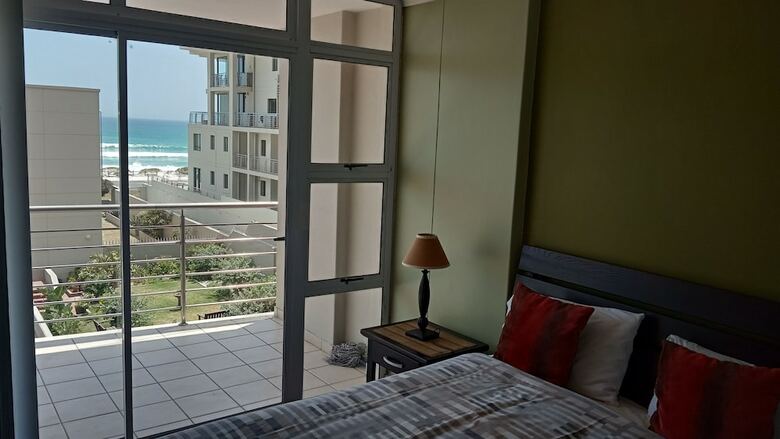 Apartamentos The Waves, Living By The Beach