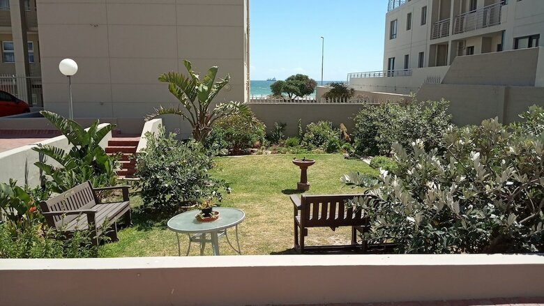 Apartamentos The Waves, Living By The Beach
