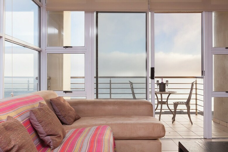 Apartamentos The Waves, Living By The Beach