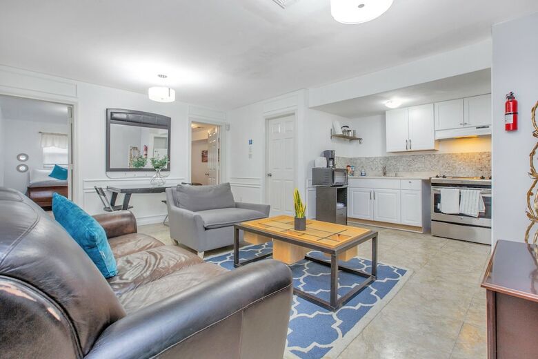 Hotel Racpanos Modern Stay On Forrest Street