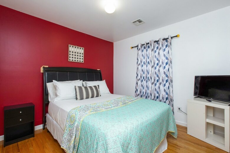 Hotel Racpanos Modern Stay On Forrest Street