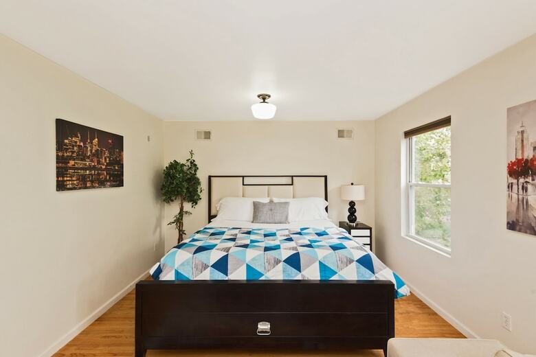 Hotel Racpanos Modern Stay On Forrest Street