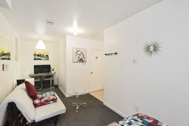 Hotel Racpanos Modern Stay On Forrest Street