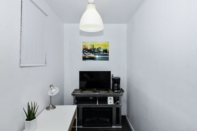 Hotel Racpanos Modern Stay On Forrest Street