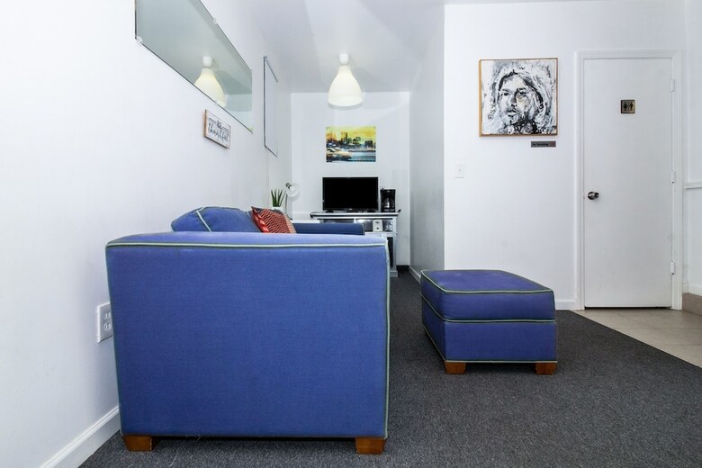 Hotel Racpanos Modern Stay On Forrest Street