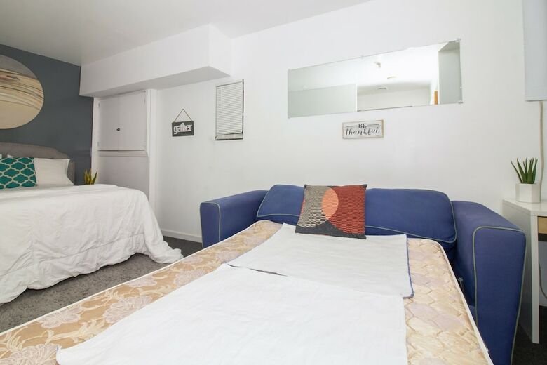 Hotel Racpanos Modern Stay On Forrest Street