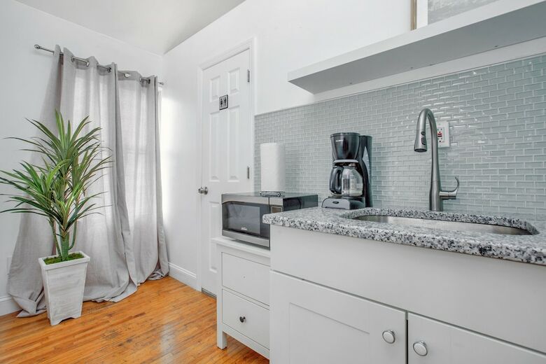 Hotel Racpanos Modern Stay On Forrest Street