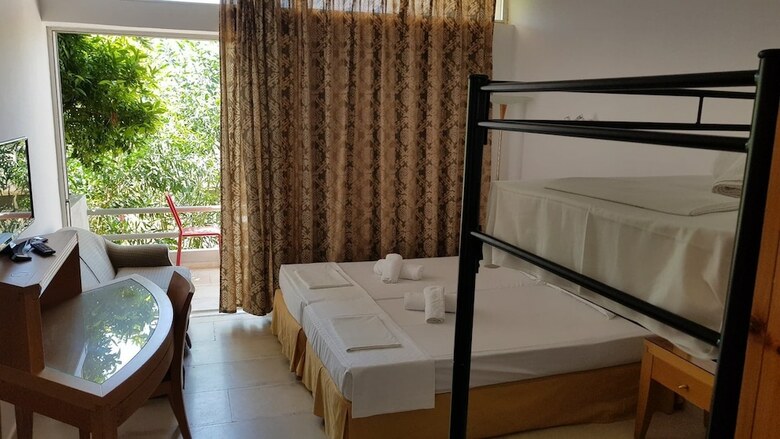 Hotel Plataria Seaside Resort
