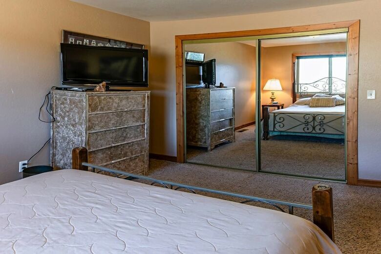 Sunset Chalet - 2600 Sq.ft. Multi-seasonal Retreat
