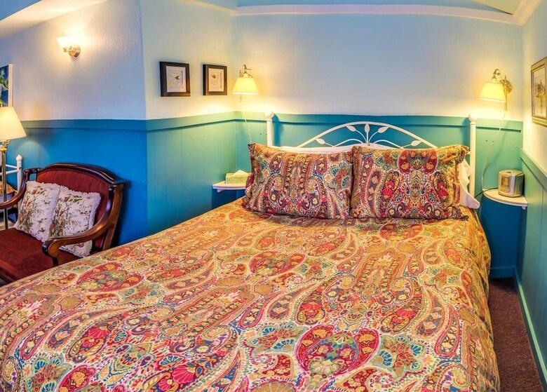 Blue Moon House & Cottage ~ Just 5 Blocks From Osf