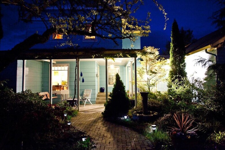Blue Moon House & Cottage ~ Just 5 Blocks From Osf