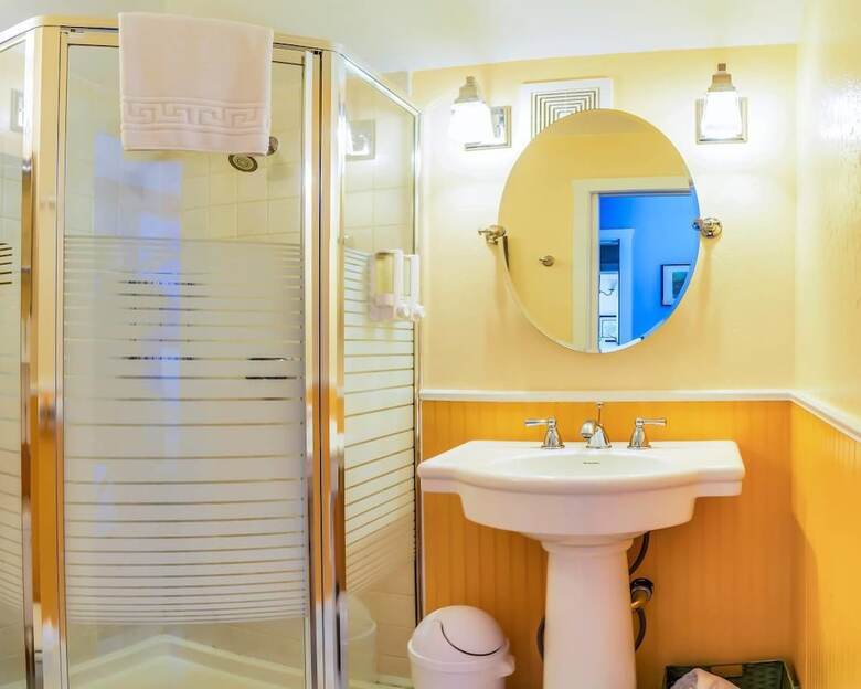 Blue Moon House & Cottage ~ Just 5 Blocks From Osf
