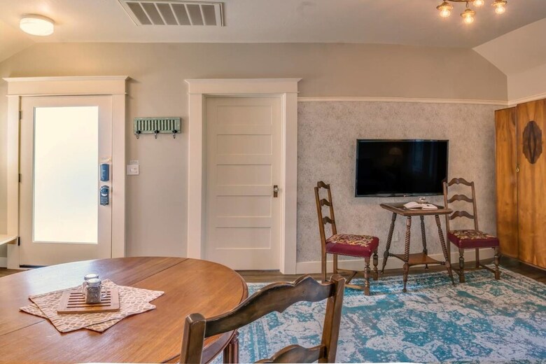 Redtail Suites ~ Entire Home ~ Sleeps 12 ~ Tesla Station