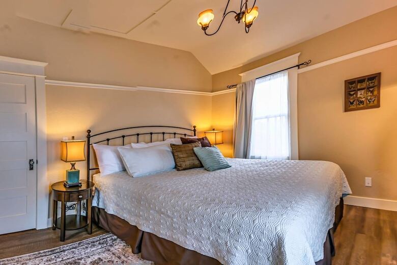 Redtail Suites ~ Entire Home ~ Sleeps 12 ~ Tesla Station
