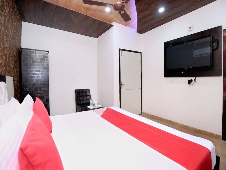 Oyo 14529 The Sitara Hotel