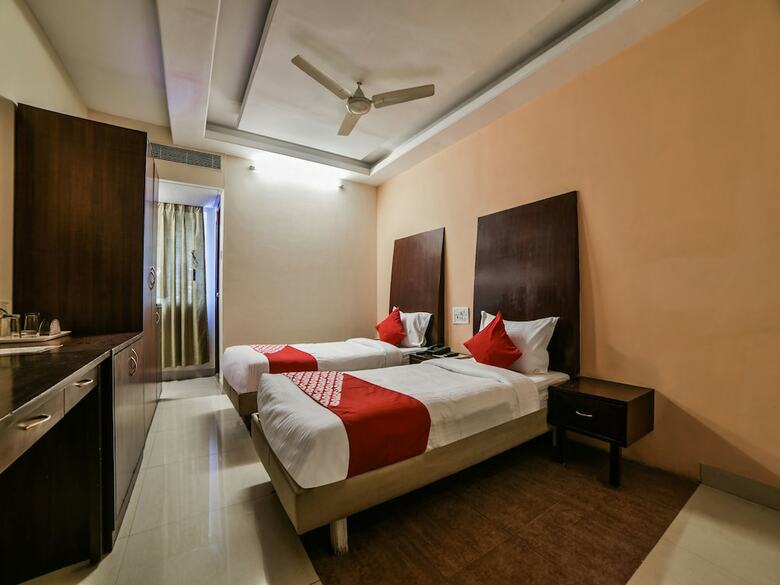 Oyo 16061 Hotel Holly Hock