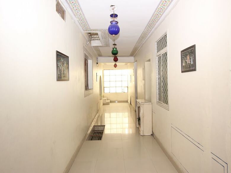 Oyo 12115 Hotel Raghuraj Palace