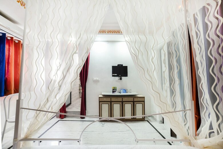 Fabhotel White House