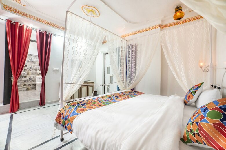 Fabhotel White House