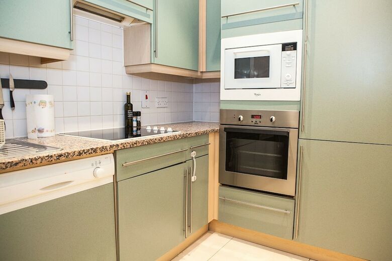 2 Bedroom Apartment Within Walking Distance To Hyde Park