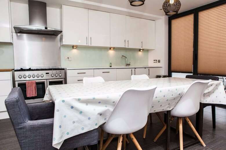 4 Bedroom Home In Sands End