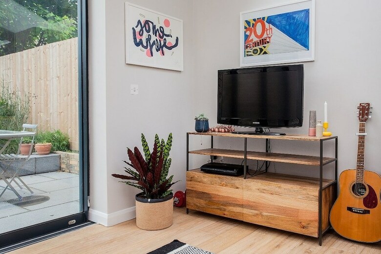 Stunning 2 Bedroom Apartment With Patio