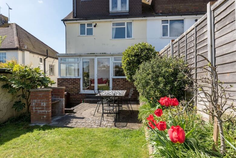 3 Bedroom House In Brighton With Garden