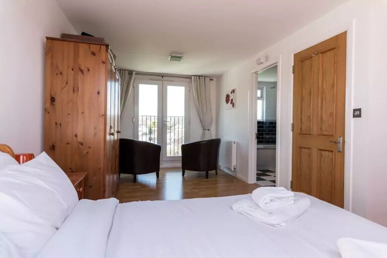 3 Bedroom House In Brighton With Garden