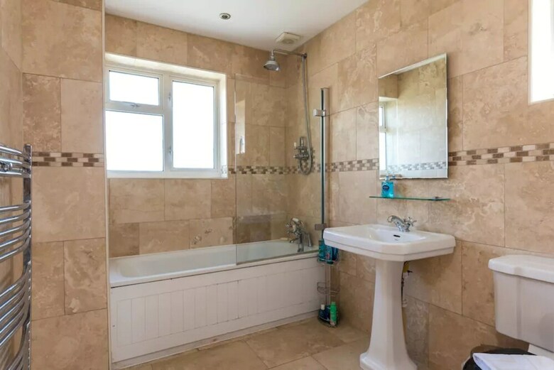 3 Bedroom House In Brighton With Garden
