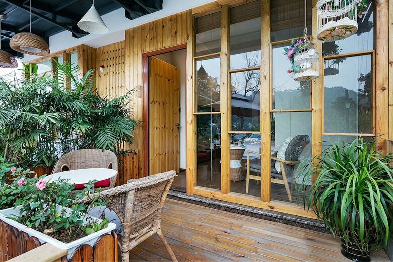Hangzhou Puyu Travelling With Hotel